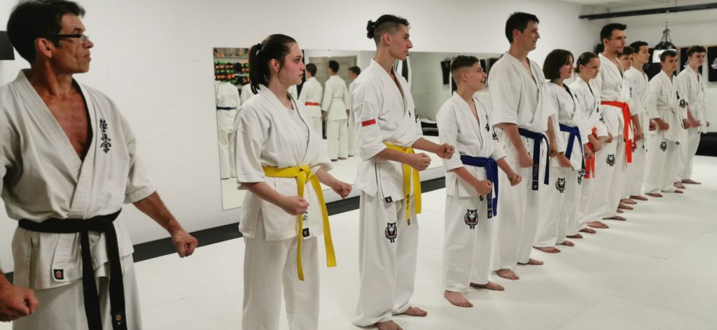 Egzamin w grupie seniorów w Myślenickiej Akademii Karate Byakko